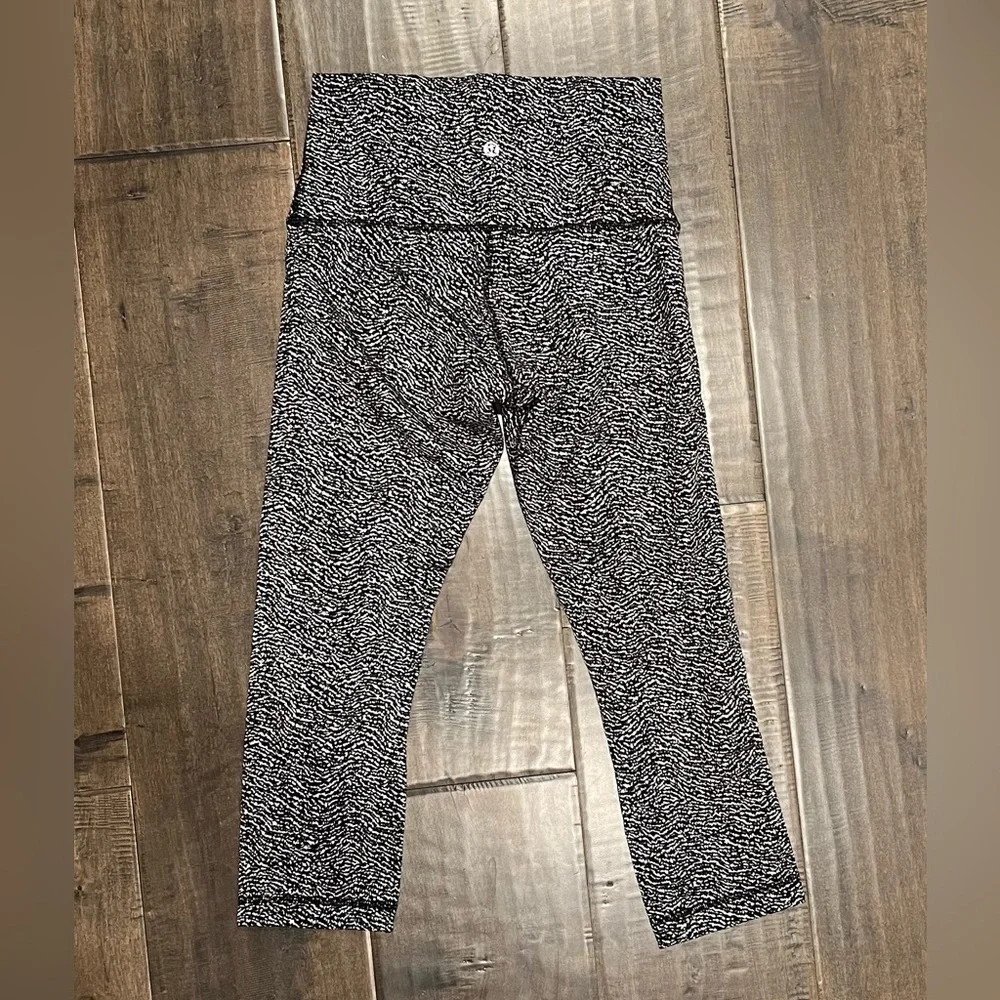 Lululemon Cropped Leggings Size 6‎ black/white design thicker material